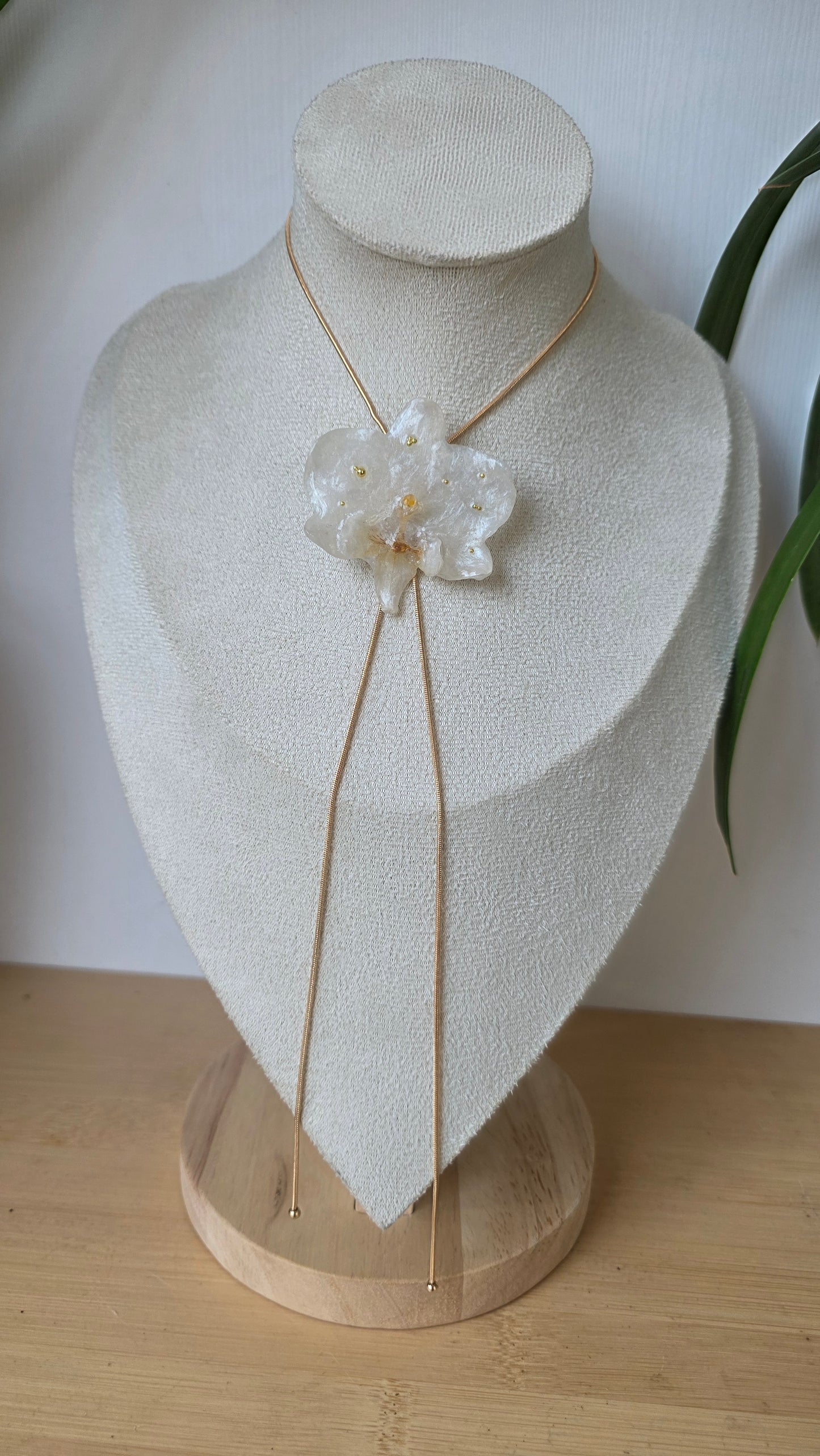 Collar regulable de orquidea.