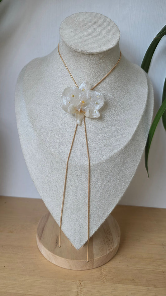 Collar regulable de orquidea.