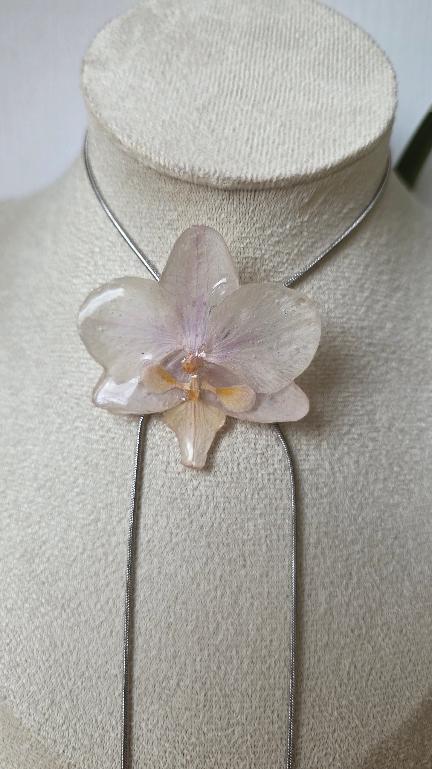 Collar regulable de orquidea.