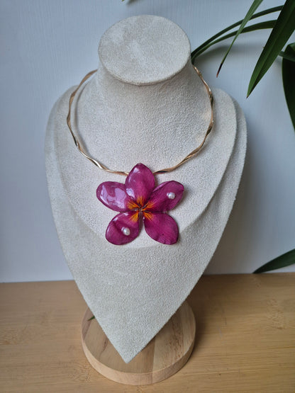 Choker plumeria fucsia