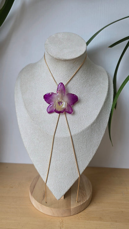 Collar regulable de orquidea.