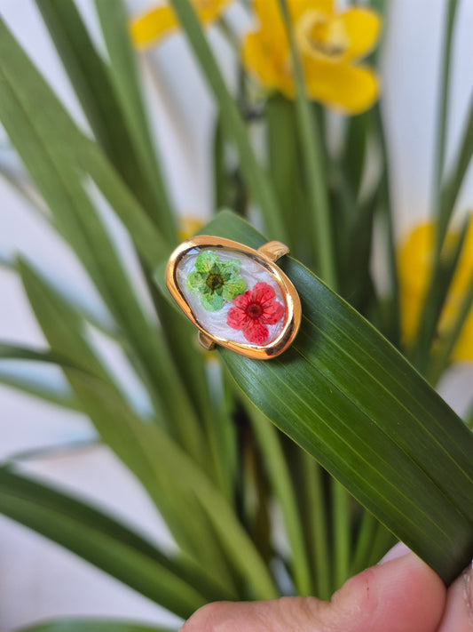 Anillo ajustable ovalado dorado flores