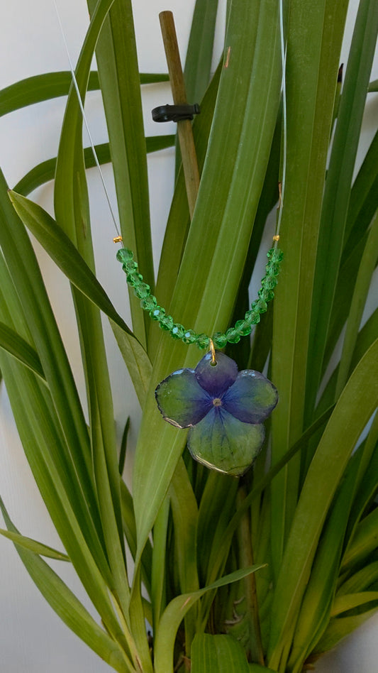 Collar Hortensia Verde & Destellos Esmeralda