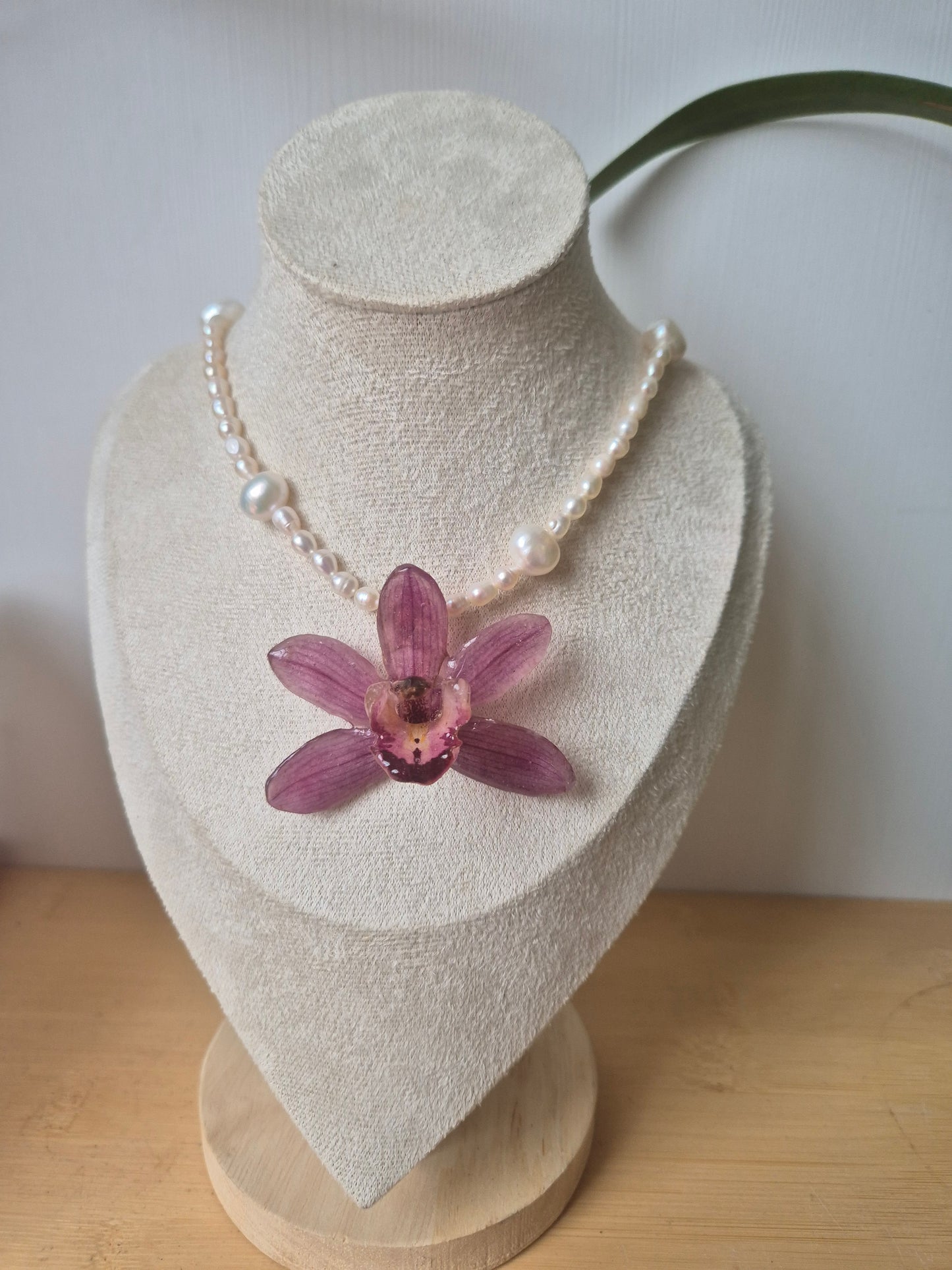 Collar de perlas y orquidea Cymbidium