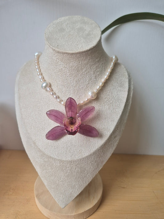 Collar de perlas y orquidea Cymbidium