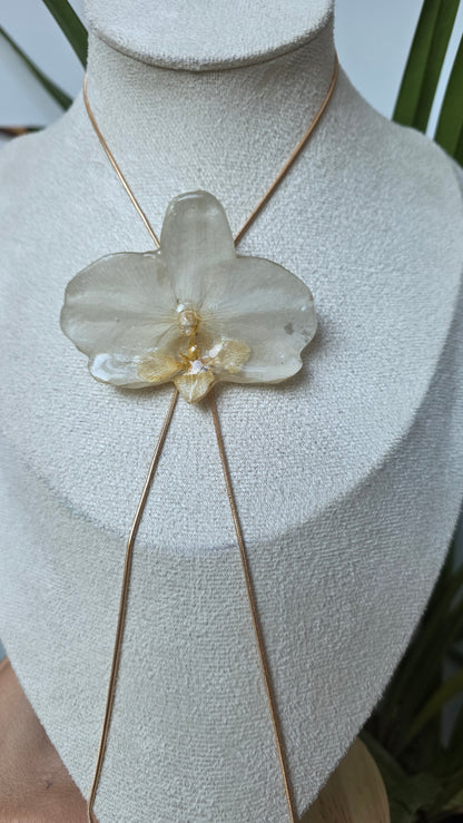 Collar regulable de orquidea.