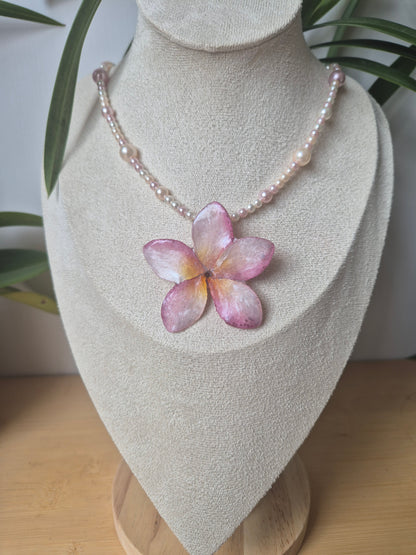 Colgante de perlas y plumeria