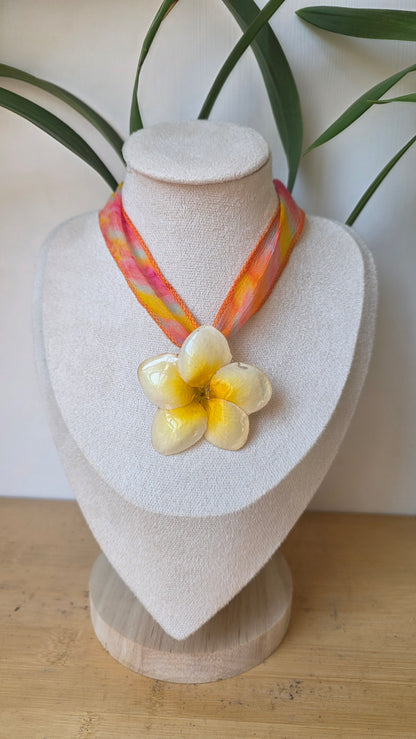 Collar plumeria y seda