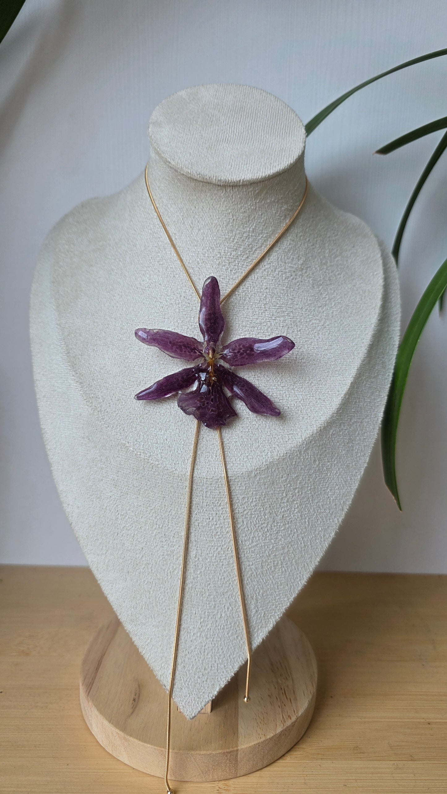 Collar regulable de orquidea.