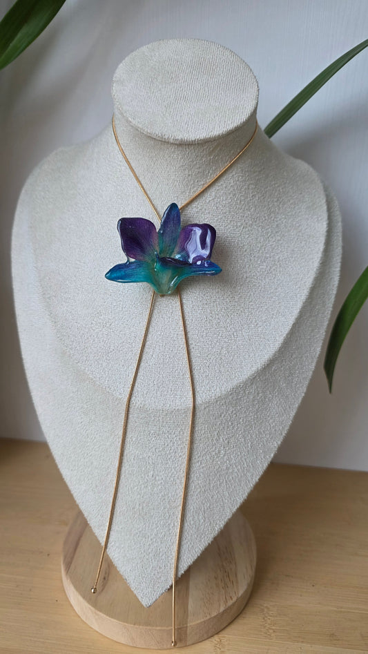 Collar regulable de orquidea.