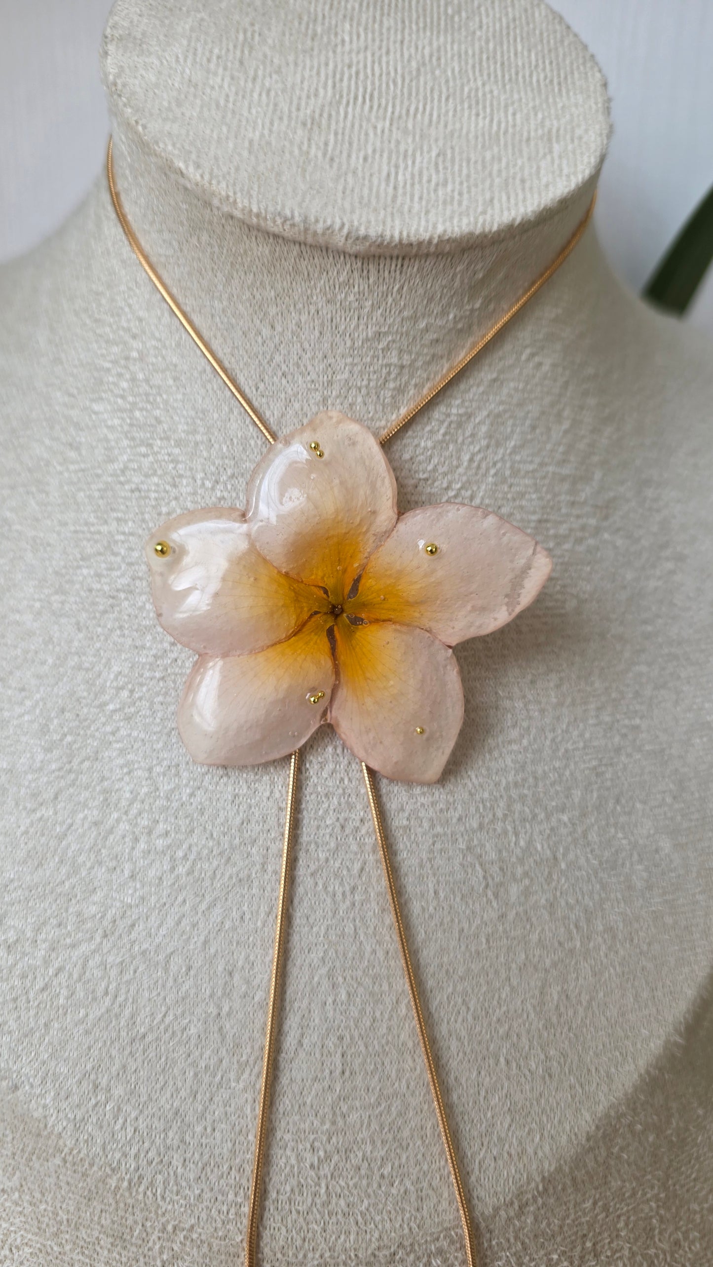Collar regulable de plumeria.