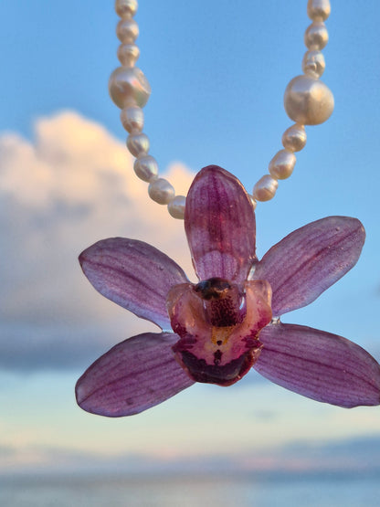Collar de perlas y orquidea Cymbidium