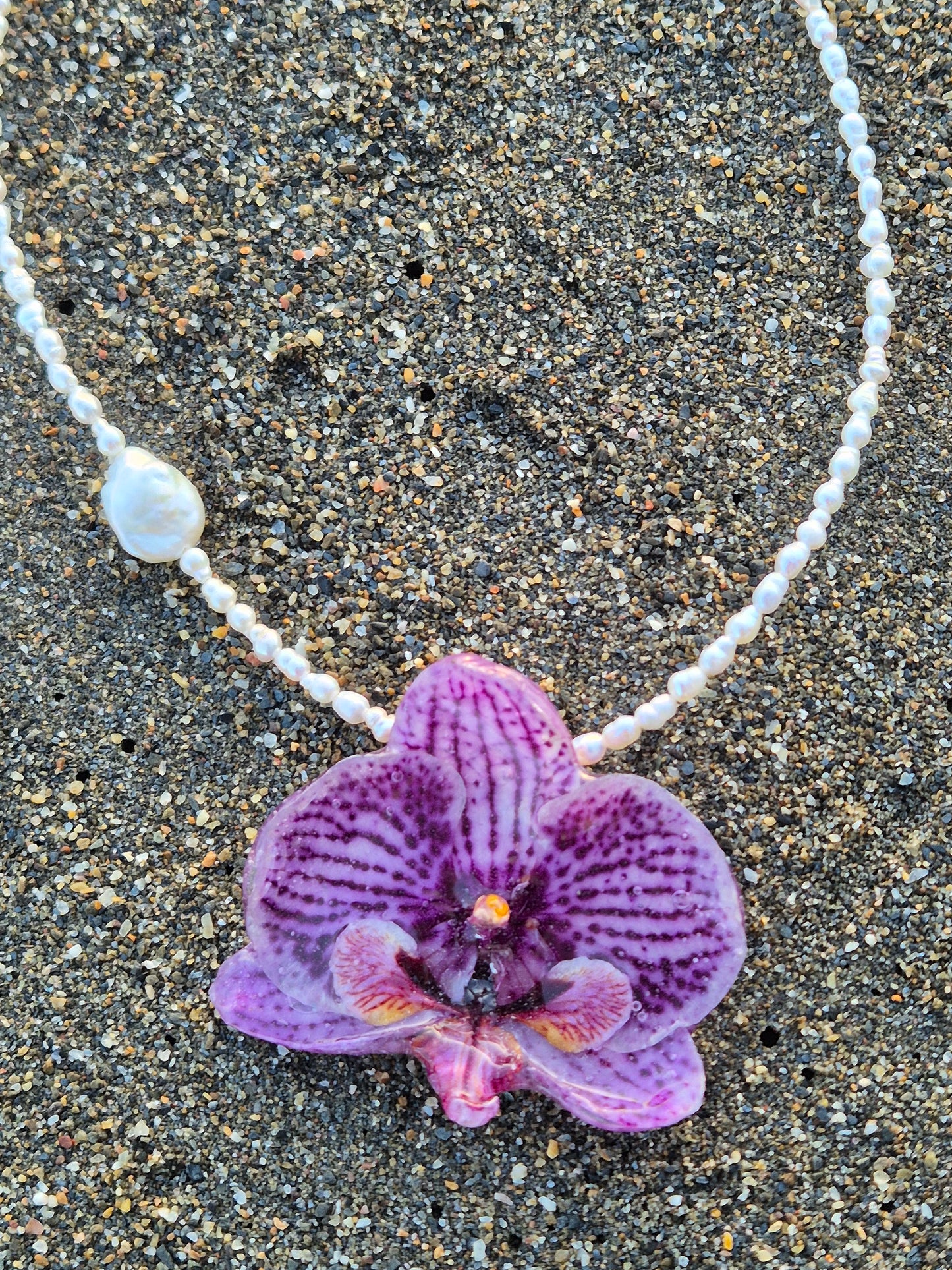 Collar de perlas con orquidea Phalaenopsis