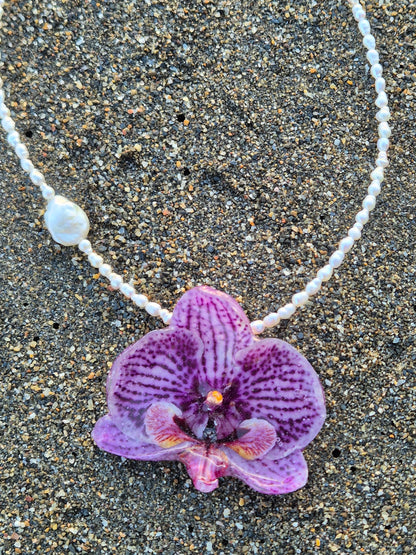 Collar de perlas con orquidea Phalaenopsis