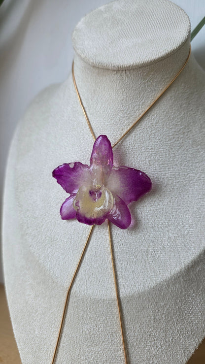 Collar regulable de orquidea.