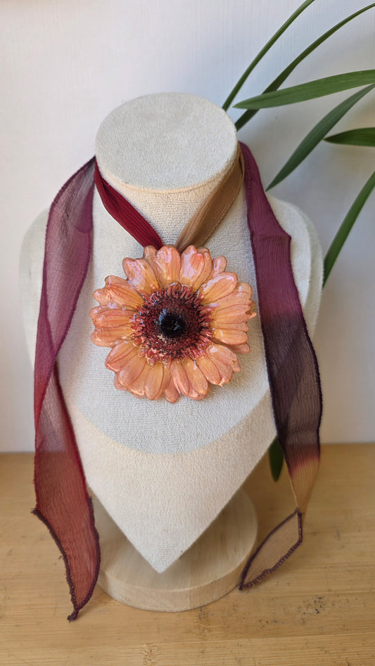 Collar plumeria y seda