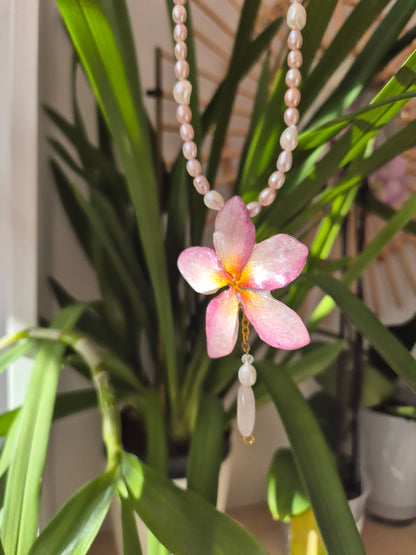 Colgante de perlas y plumeria