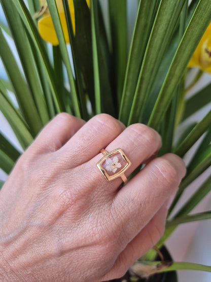 Anillo con flor blanca