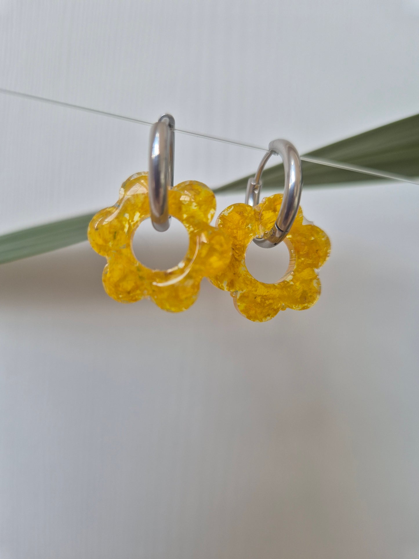 Pendientes Charm flor amarillo.