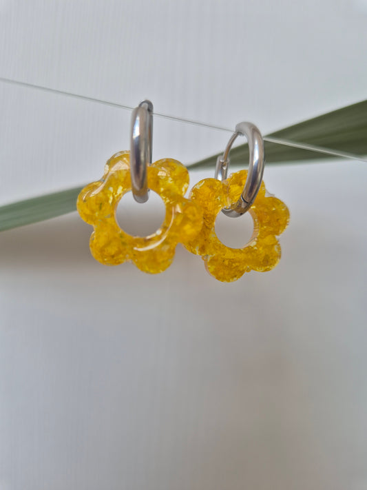 Pendientes Charm flor amarillo.