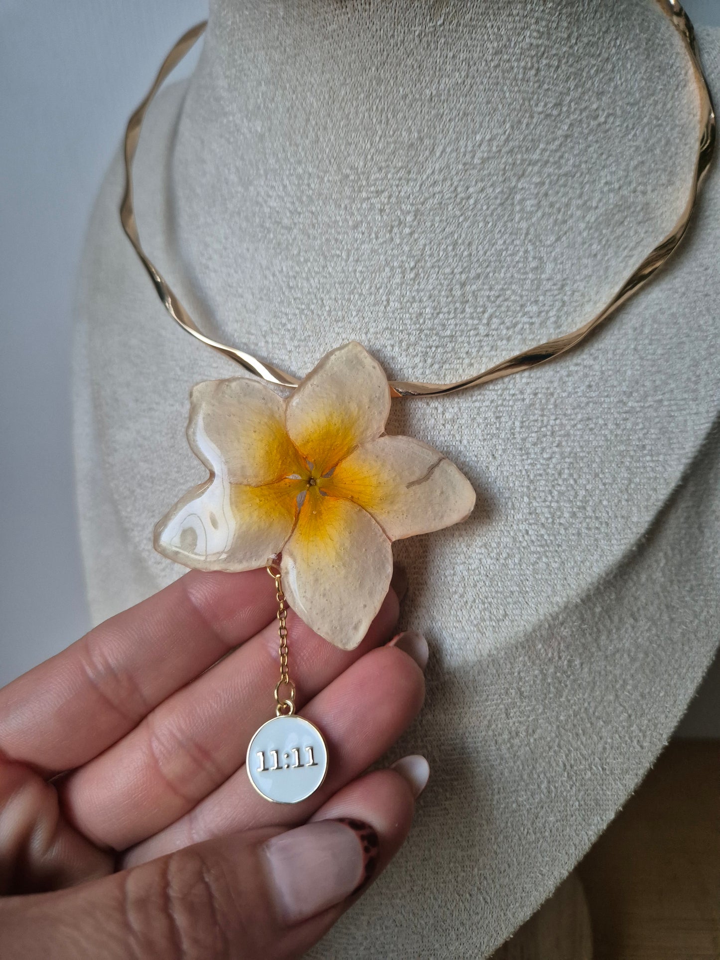 Choker plumeria 11:11
