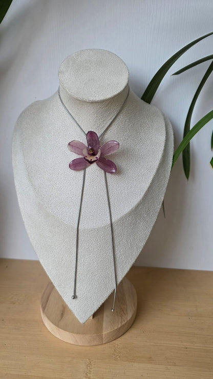 Collar regulable de orquidea.