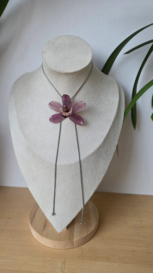 Collar regulable de orquidea.