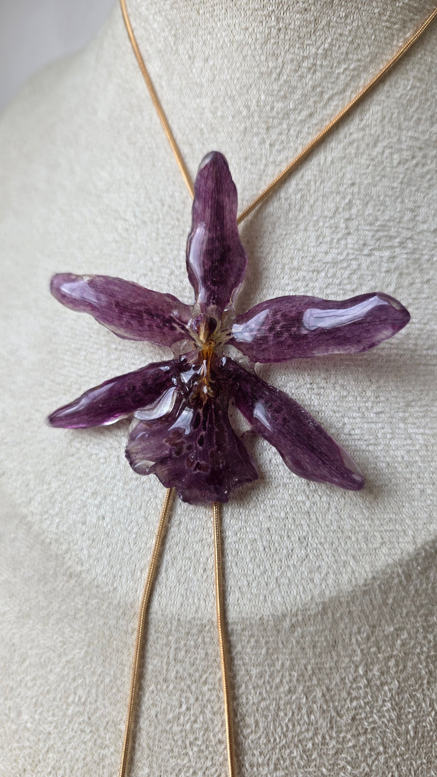 Collar regulable de orquidea.