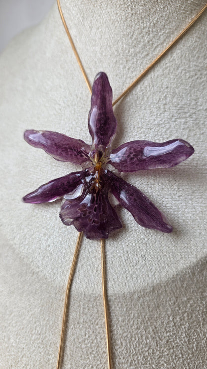 Collar regulable de orquidea.