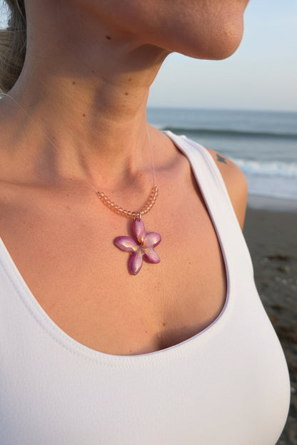 Collar Plumeria Malva & Destellos Champaña