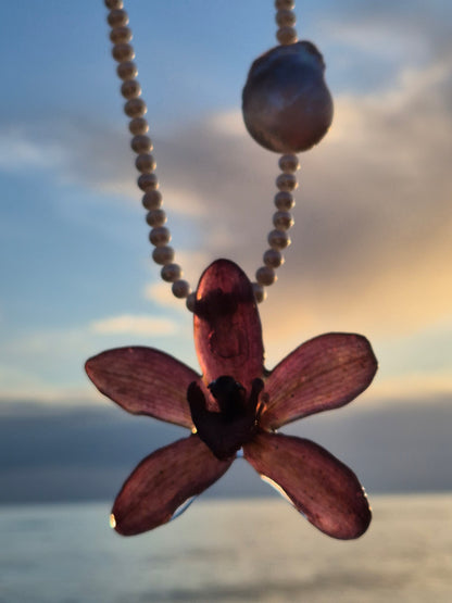 Collar de perlas y orquídea Cymbidium