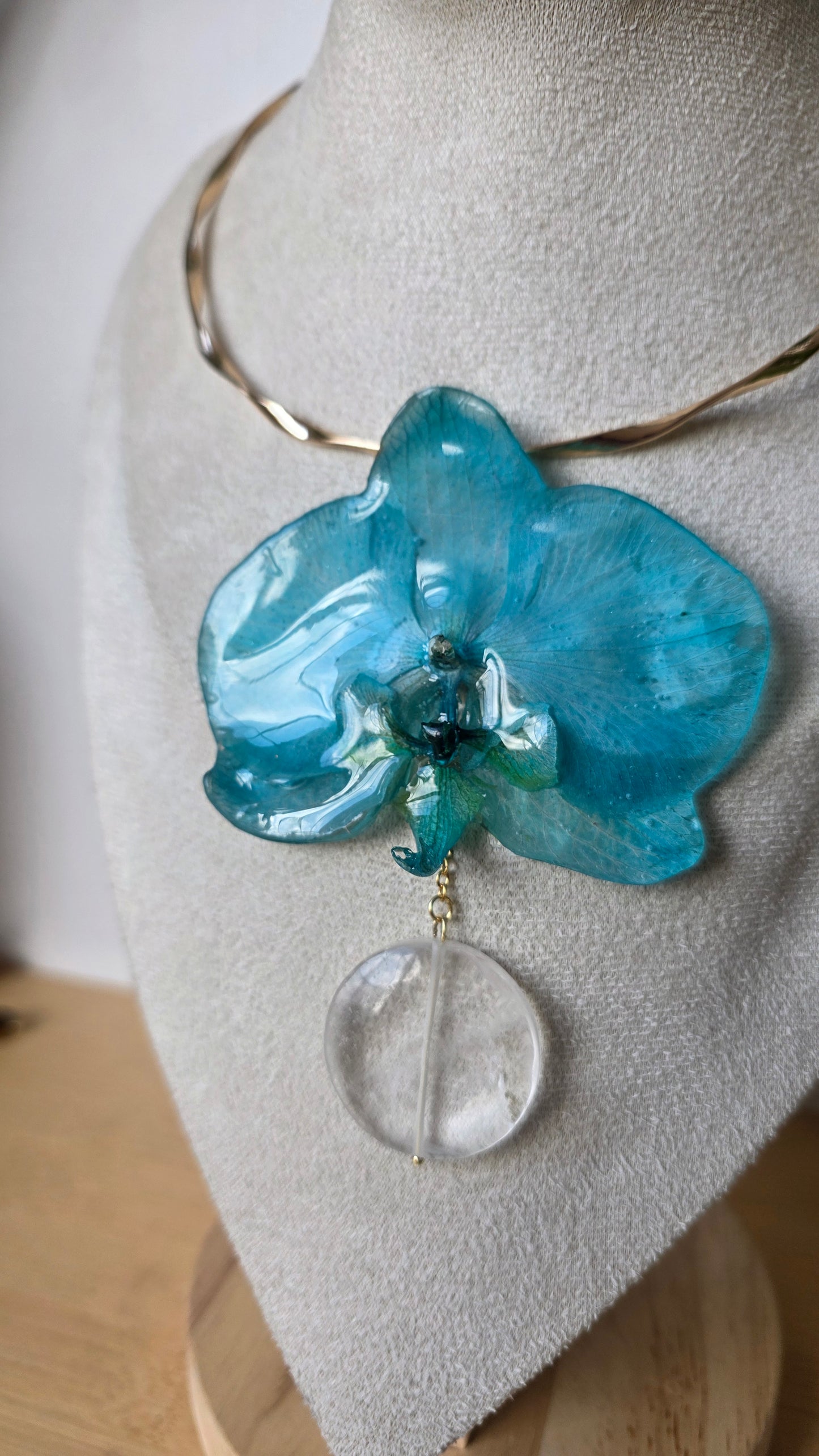 Choker orquidea Phalaenopsis y cuarzo.