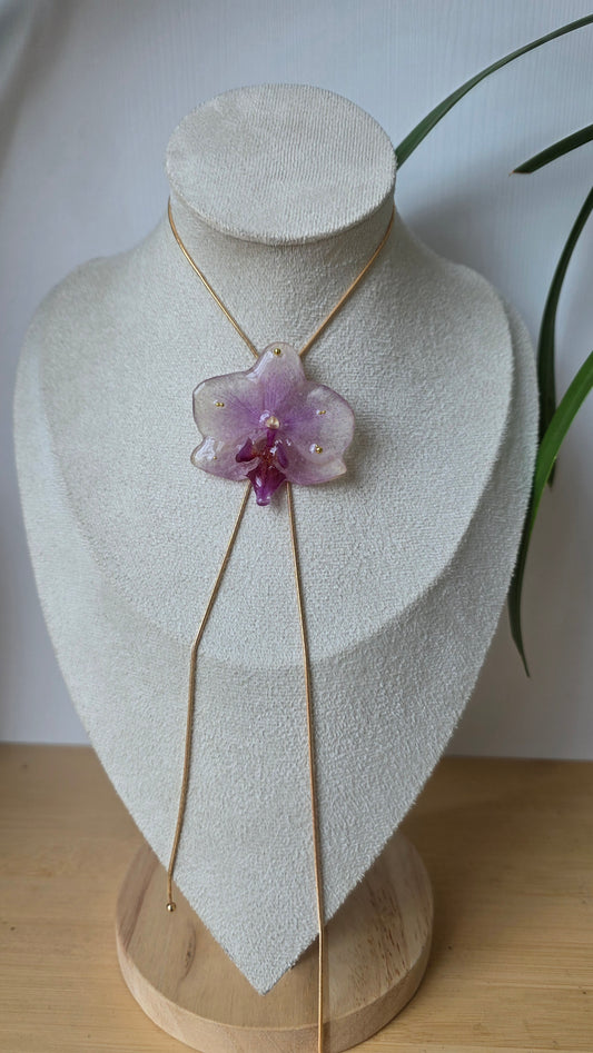 Collar regulable de orquidea.