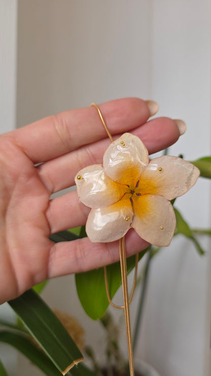 Collar regulable de plumeria.
